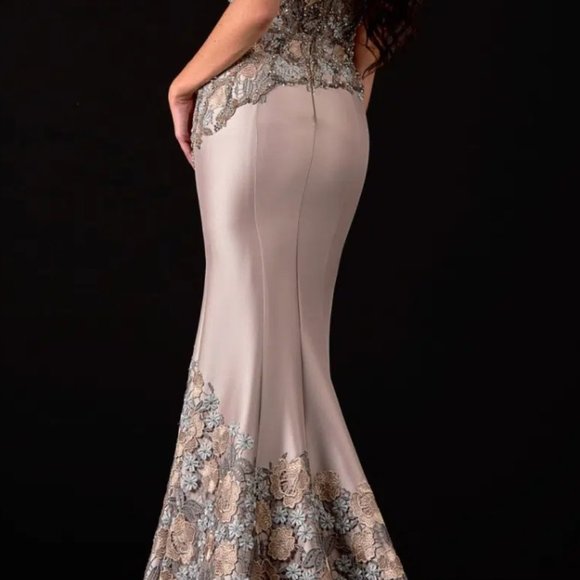 Terani Couture Gown size 18 2111M5302 $699..retail price $1210+tax - Picture 10 of 14